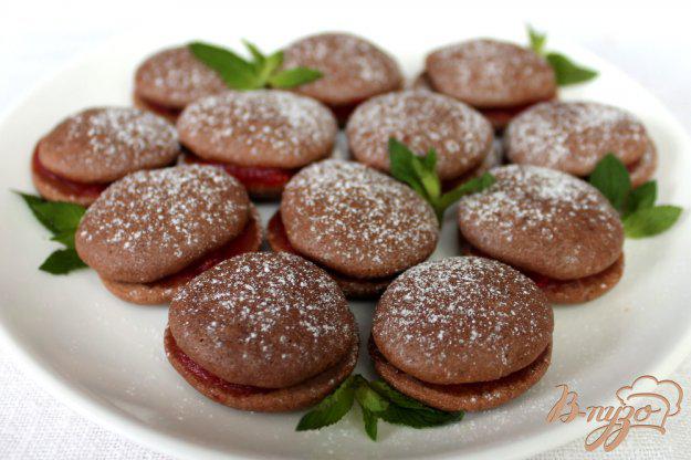 фото рецепта: Бисквитное печенье с какао и прослойкой клубничного смузи