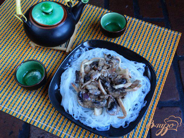 фото рецепта: Рисовая лапша с кальмарами и грибами