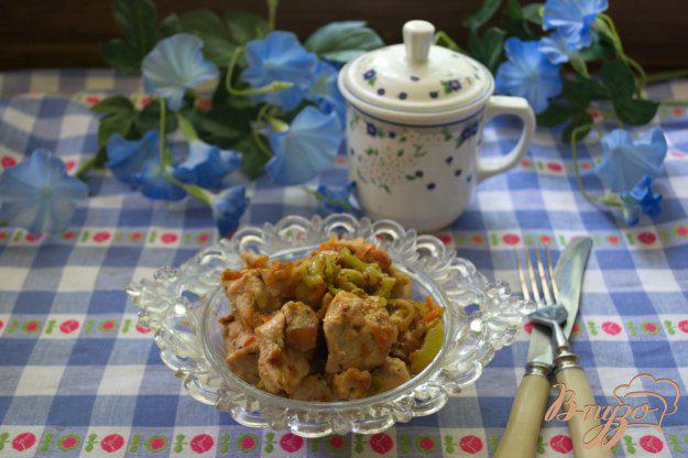 фото рецепта: Индюшатина, тушеная с кабачком и другими овощами