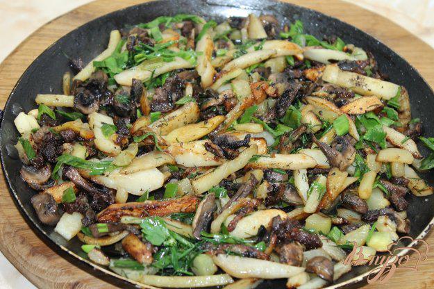 фото рецепта: Жареная картошка с грибами и кабачками на сале по - домашнему