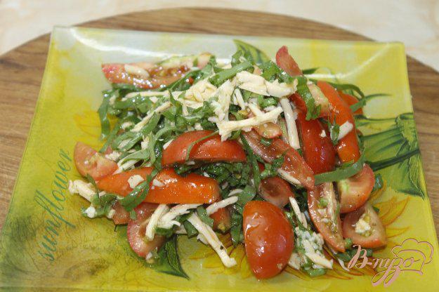 фото рецепта: Салат с помидорами и щавелем под сыром
