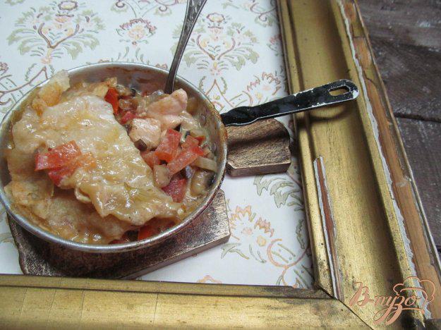 фото рецепта: Куриное филе под шампиньонами и помидором