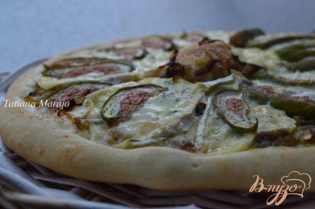 фото рецепта: Пицца с инжиром и голубым сыром