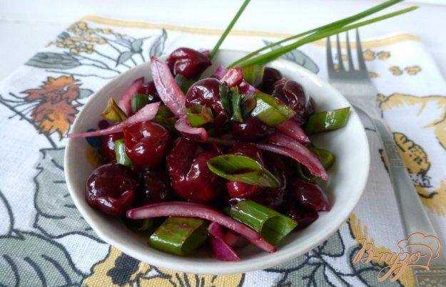 фото рецепта: Салат из вишни с луком