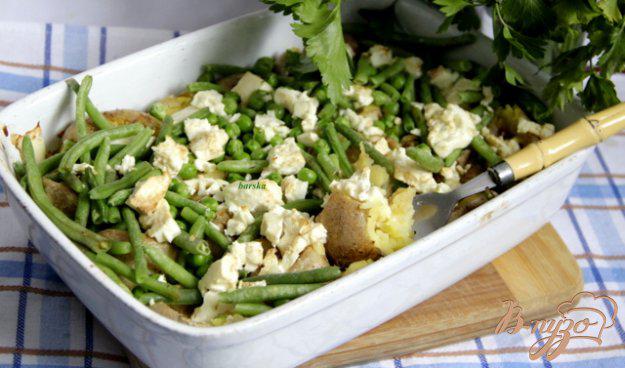 фото рецепта: Картофель, запеченный с фетой, зеленым горошком и зеленой фасолью