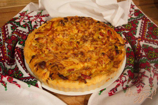 фото рецепта: Домашний дрожжевой пирог с капустой, луком-пореем и сосисками
