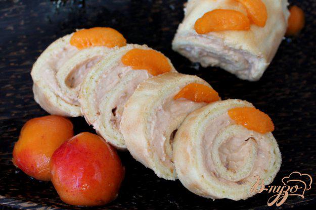 фото рецепта: Бисквитный рулет с творожно-абрикосовым кремом.
