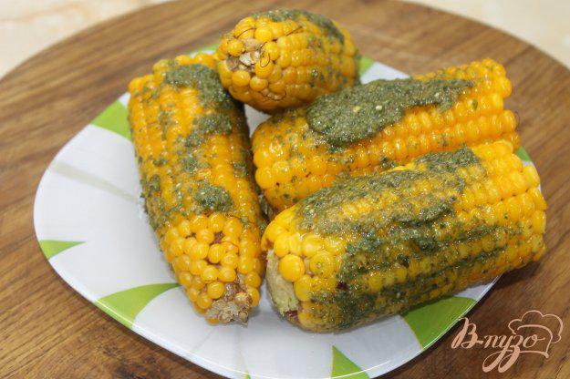 фото рецепта: Вареная кукуруза с соусом песто и чесноком