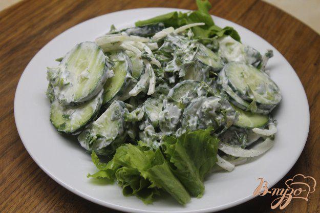 фото рецепта: Огуречный салат со сметанным соусом