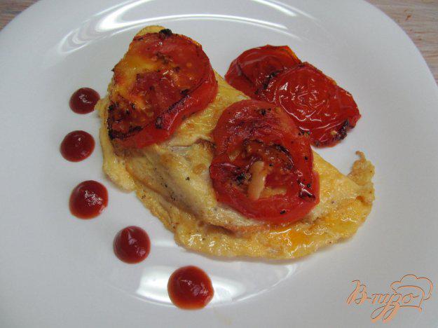 фото рецепта: Яйца с колбасой под помидором