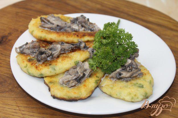 фото рецепта: Картофельные зразы с сыром и грибным соусом
