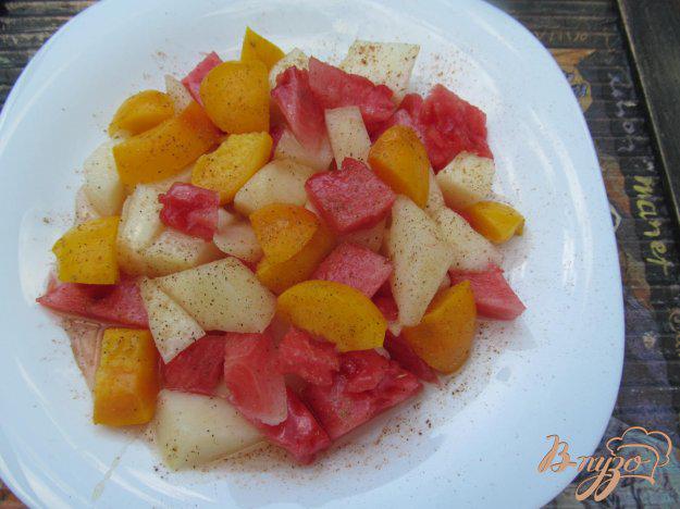 фото рецепта: Салат из арбуза с дыней и персиком
