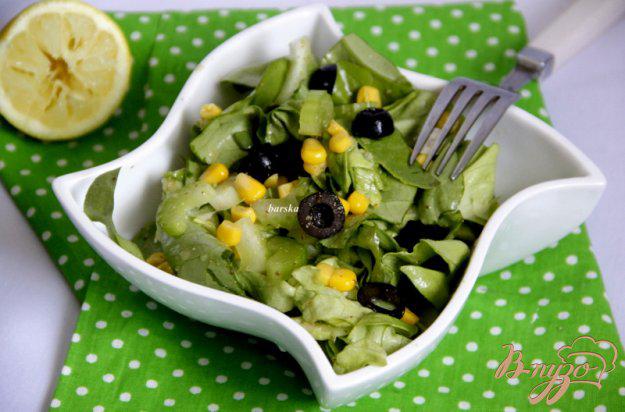 фото рецепта: Салат  из кукурузы, сельдерея, маслин