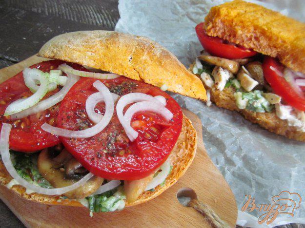 фото рецепта: Бутерброд с курицей и грибами