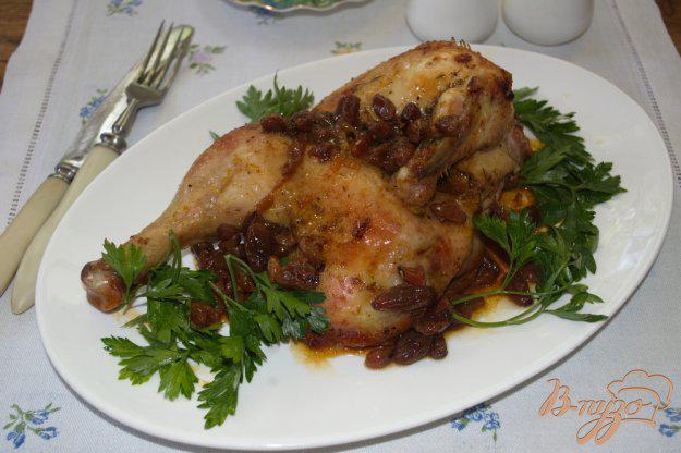 фото рецепта: Курица с изюмом и луком