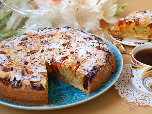 фото рецепта: Сливовый пирог с миндалём
