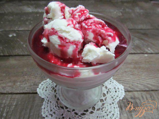 фото рецепта: Десерт из творога мороженого и вишневого сиропа