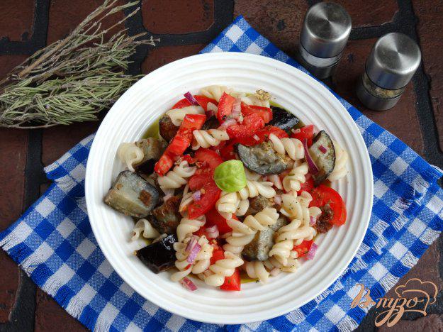 фото рецепта: Теплый салат с баклажанами и пастой