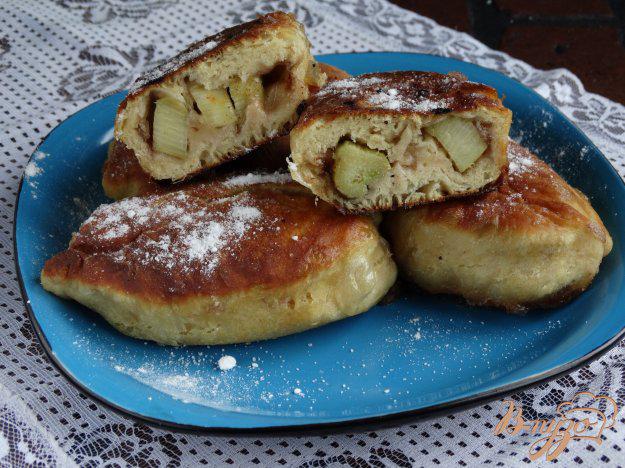 фото рецепта: Жареные пирожки с ревенем и грушей