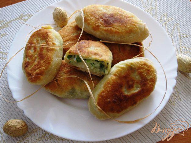 фото рецепта: Пирожки с яйцами и зеленым луком