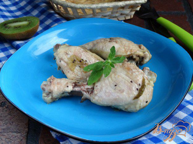 фото рецепта: Куриные голени в киви-мятном маринаде