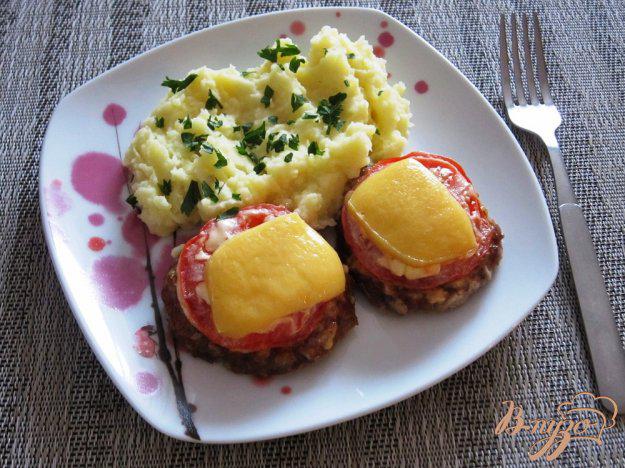 фото рецепта: Запеченные котлеты с помидорами и сыром