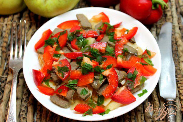 фото рецепта: Печеночный салат с яблоком и красным перцем