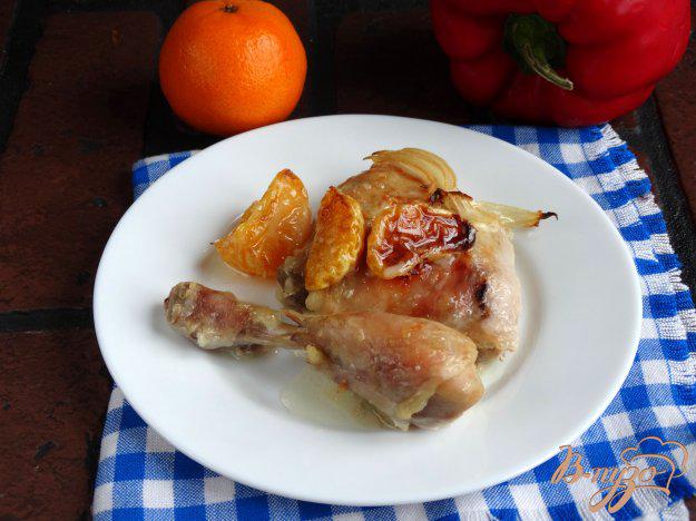 фото рецепта: Курица, запеченная с мандаринами и луком