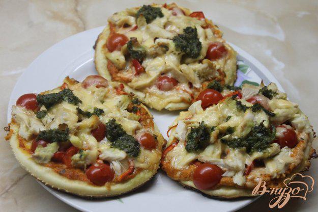 фото рецепта: Мини пицца с курицей и помидорами черри