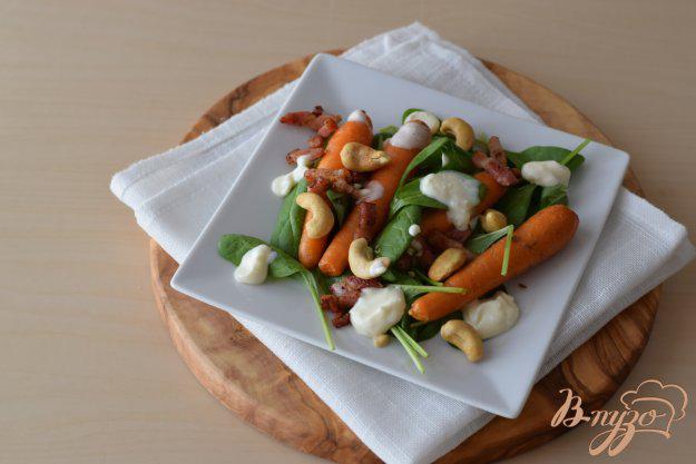 фото рецепта: Острый салат с морковью, кешью, беконом и шпинатом