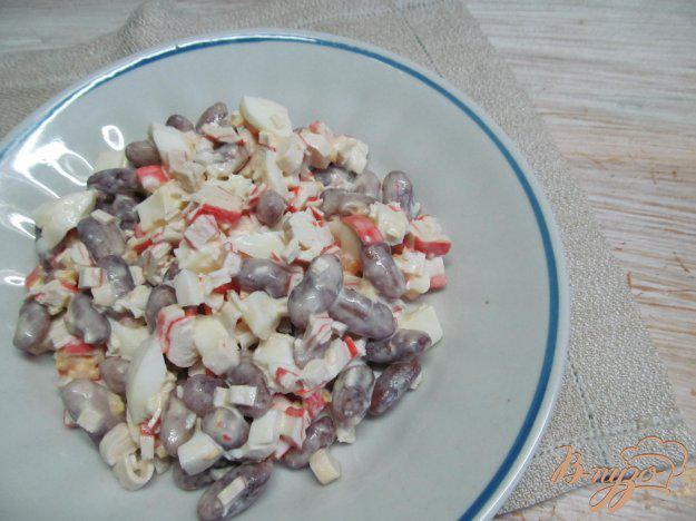 фото рецепта: Салат из крабовых палочек с фасолью и яйцом
