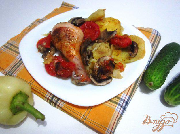 фото рецепта: Запеченные куриные голени с грибами и картофелем
