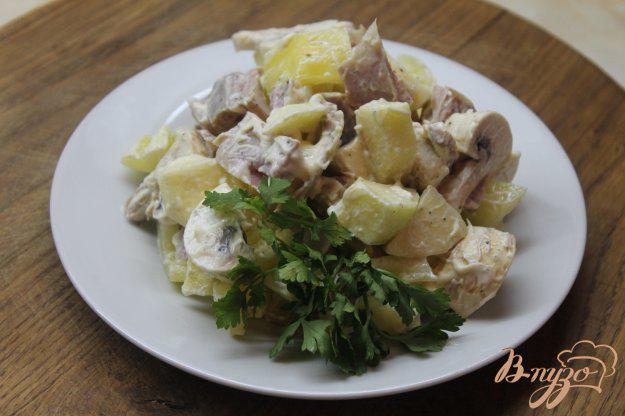 фото рецепта: Салат из свежих шампиньонов и копченой курицы