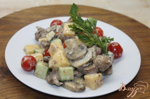 фото рецепта: Салат с печенью и грибами с твердым сыром