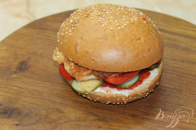 фото рецепта: Гамбургер с куриной отбивной и овощами