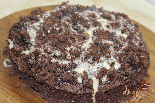 фото рецепта: Шоколадный торт с вишнями и сливочным кремом