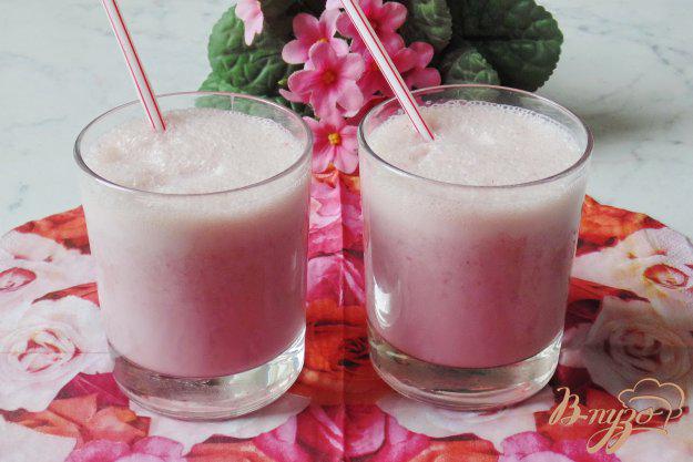 фото рецепта: Молочный коктейль с малиновым вареньем