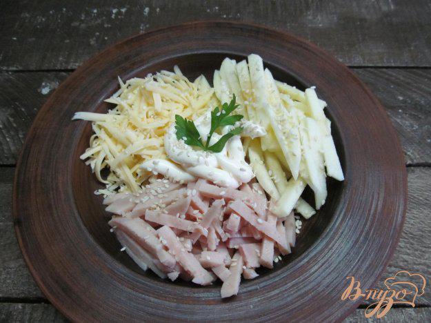 фото рецепта: Салат с ветчиной сыром и яблоком