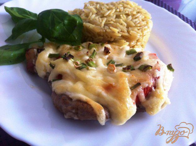 фото рецепта: Свинина из духовки с помидорами и сыром