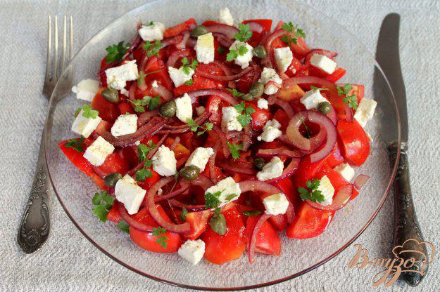 фото рецепта: Салат из помидор и маринованного лука, с брынзой и каперсами