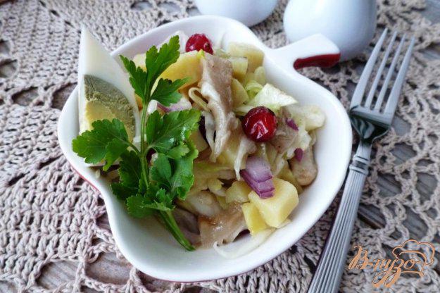 фото рецепта: Салат с солеными груздями и капустой