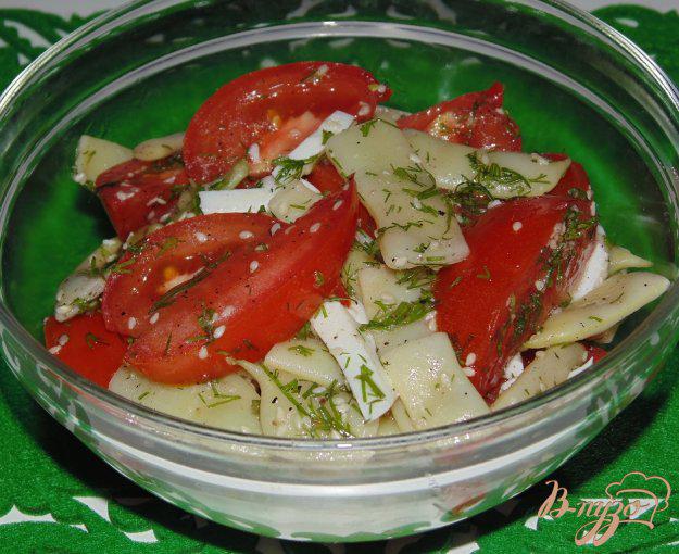 фото рецепта: Салат из стручковой фасоли с помидором и кунжутом