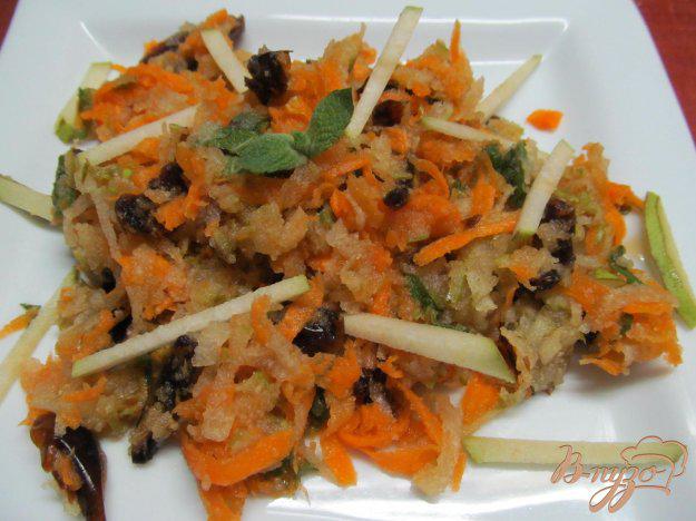фото рецепта: Салат из моркови с финиками
