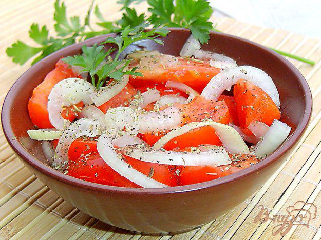 фото рецепта: Салат с помидорами и маринованным луком