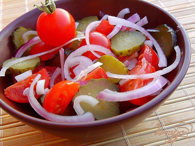 фото рецепта: Овощной салат с помидорами, луком и квашенными огурцами