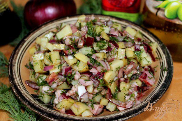 фото рецепта: Салат с маринованным луком и копченым мясом