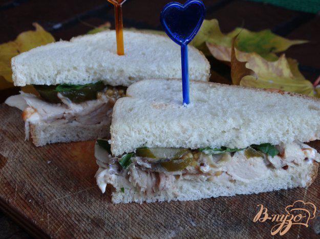 фото рецепта: Клаб-сендвич с курицей и солеными огурцами
