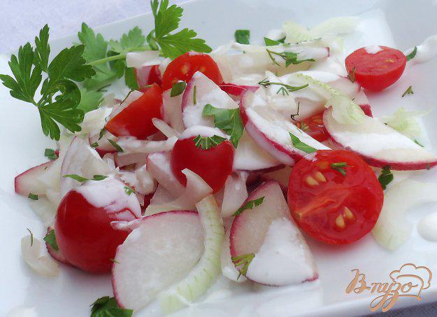 фото рецепта: Салат из помидоров, редиса и лука