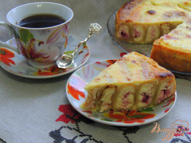 фото рецепта: Блинный пирог с творогом и вишней