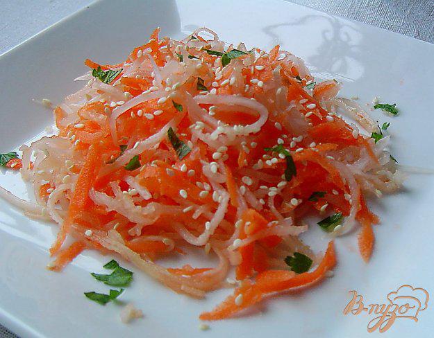фото рецепта: Салат с морковью, дайконом и кунжутом